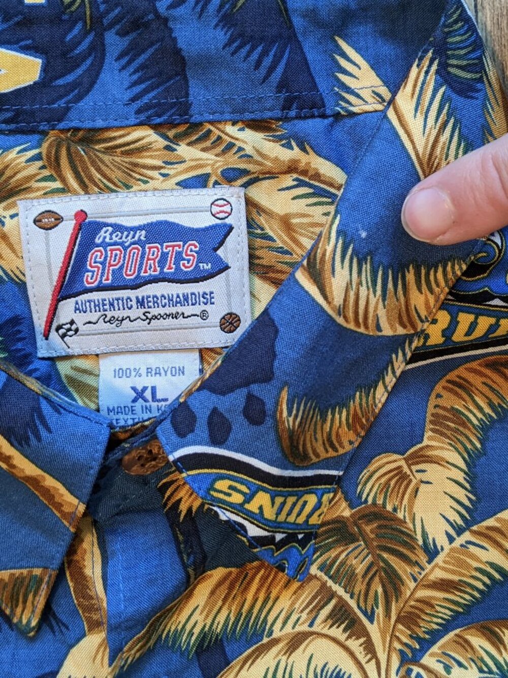 Reyn Spooner UCLA Bruins Shirt XL Rayon Blue Gold Palm Trees - Picture 3 of 7